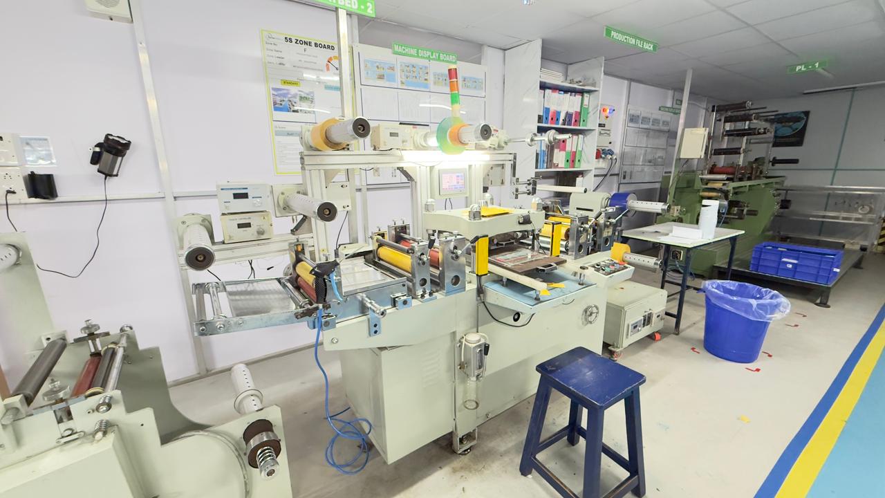 Automatic flatbed die-cutting machine processing label rolls
